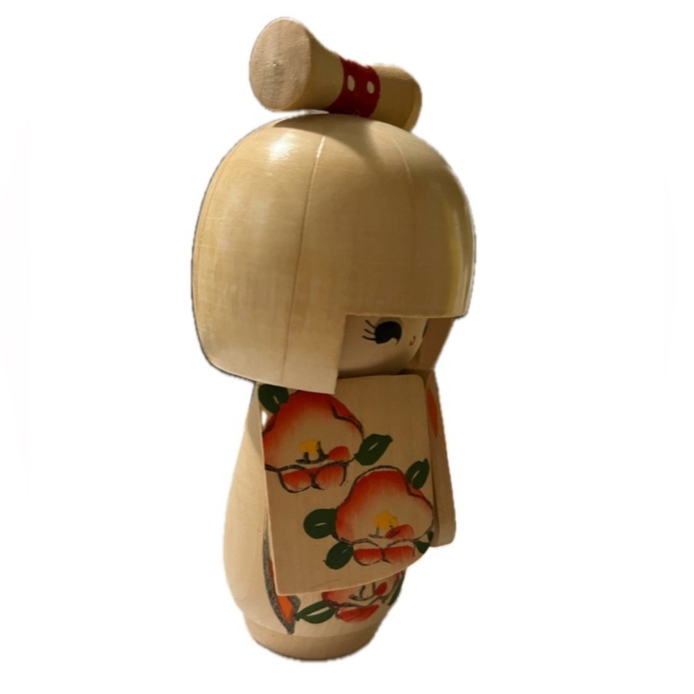 Vtg. Japanese Kokeshi Doll Wooden "Shy Girl" Figurine, Floral Kimono/Red Bow-5” - Picture 2 of 6
